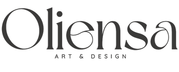 Logo marki Oliensa – nowoczesna luksusowa identyfikacja, symbol elegancji i ponadczasowego designu. Przerwany okrąg symbolizuje otwartość marki na innowacje, natomiast abstrakcyjny płomień to symbol połączenia z tradycją i naturalnymi materiałami. Szare, sam napis