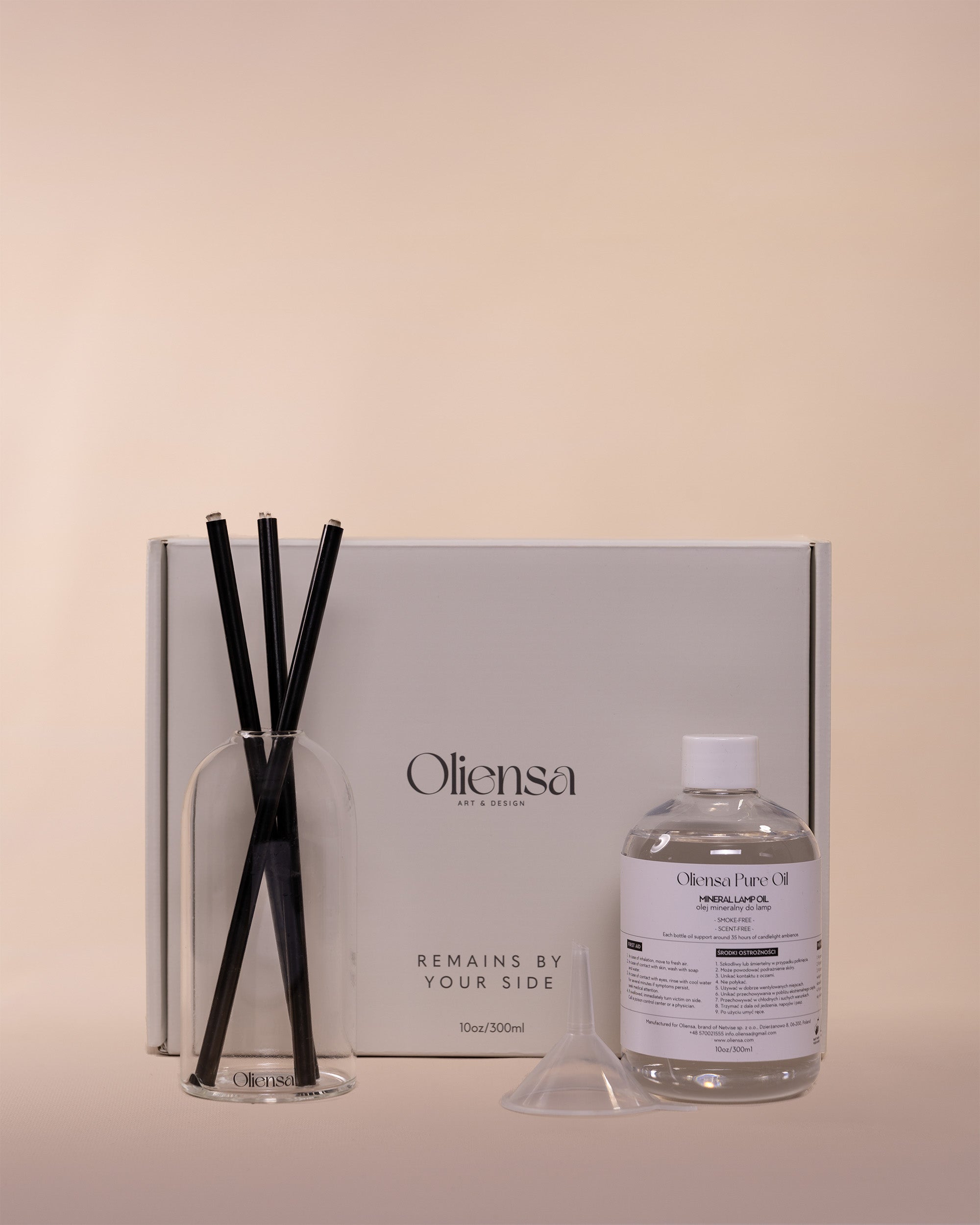 Packshot Świeca eternal black crystal - zawartość zestawu obok pudełka