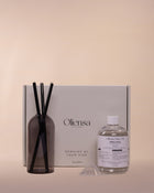 Packshot Świeca eternal black mist - zawartość zestawu obok pudełka