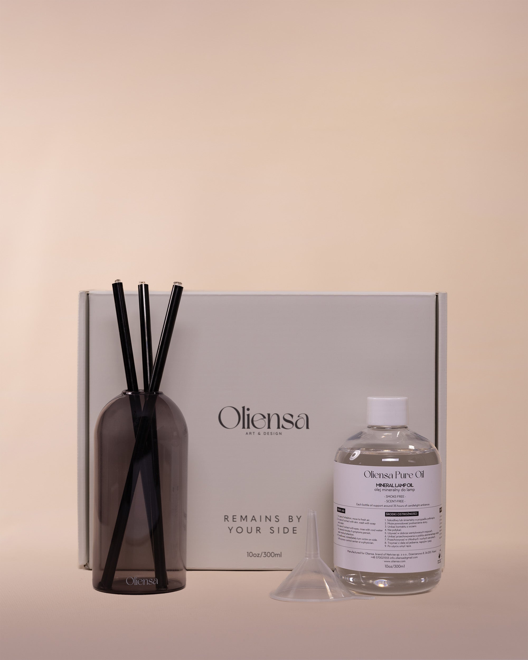 Packshot Świeca eternal black mist - zawartość zestawu obok pudełka