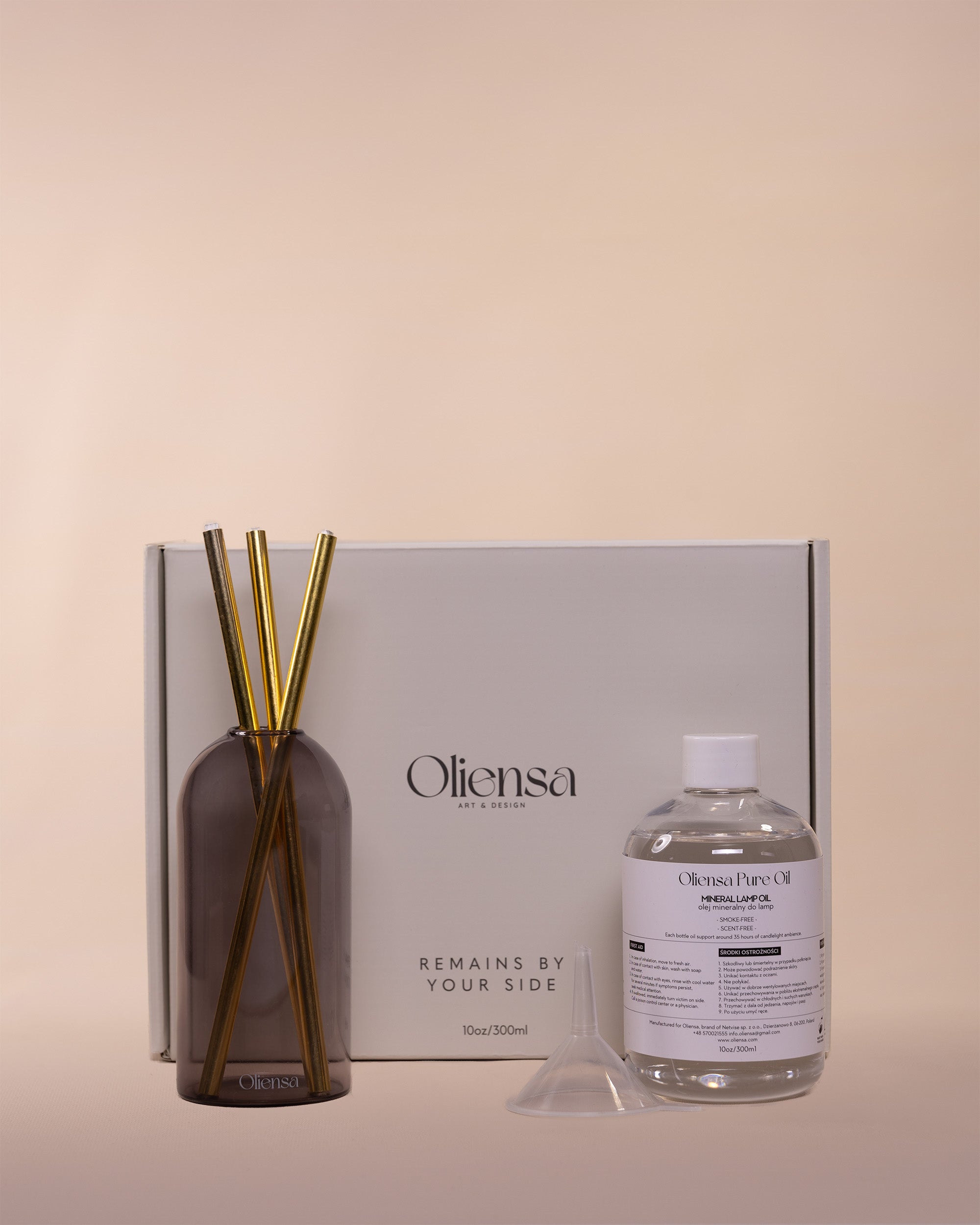 Packshot Świeca eternal mist gold - zawartość zestawu obok pudełka