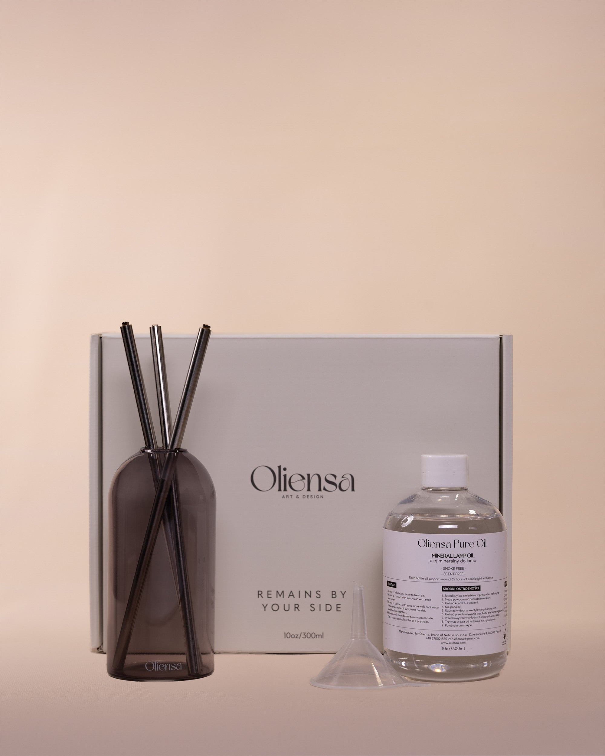 Packshot Świeca eternal mist silver - zawartość zestawu obok pudełka