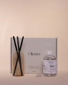 Packshot Świeca eternal black sand - zawartość zestawu obok pudełka