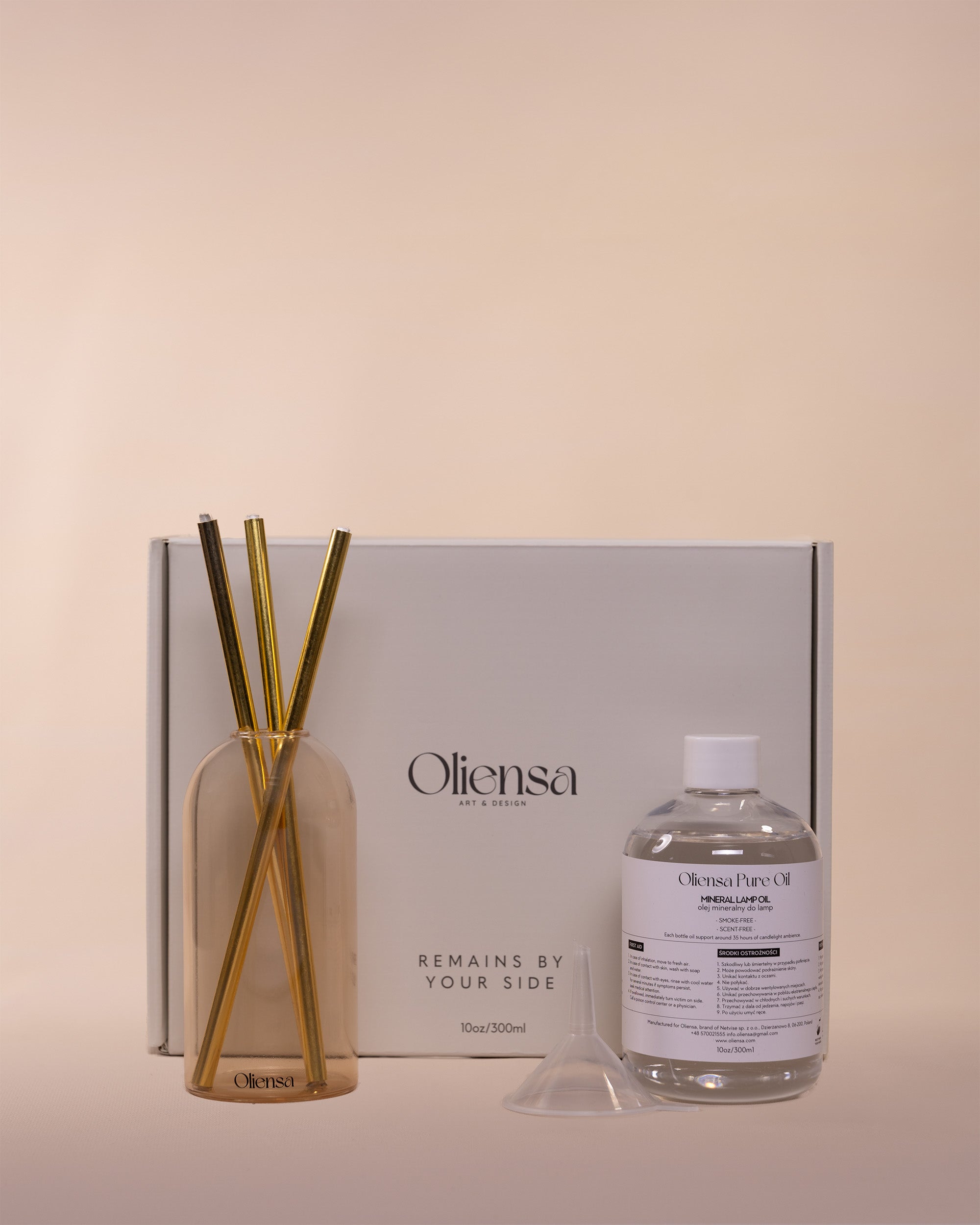 Packshot Świeca eternal sand gold - zawartość zestawu obok pudełka