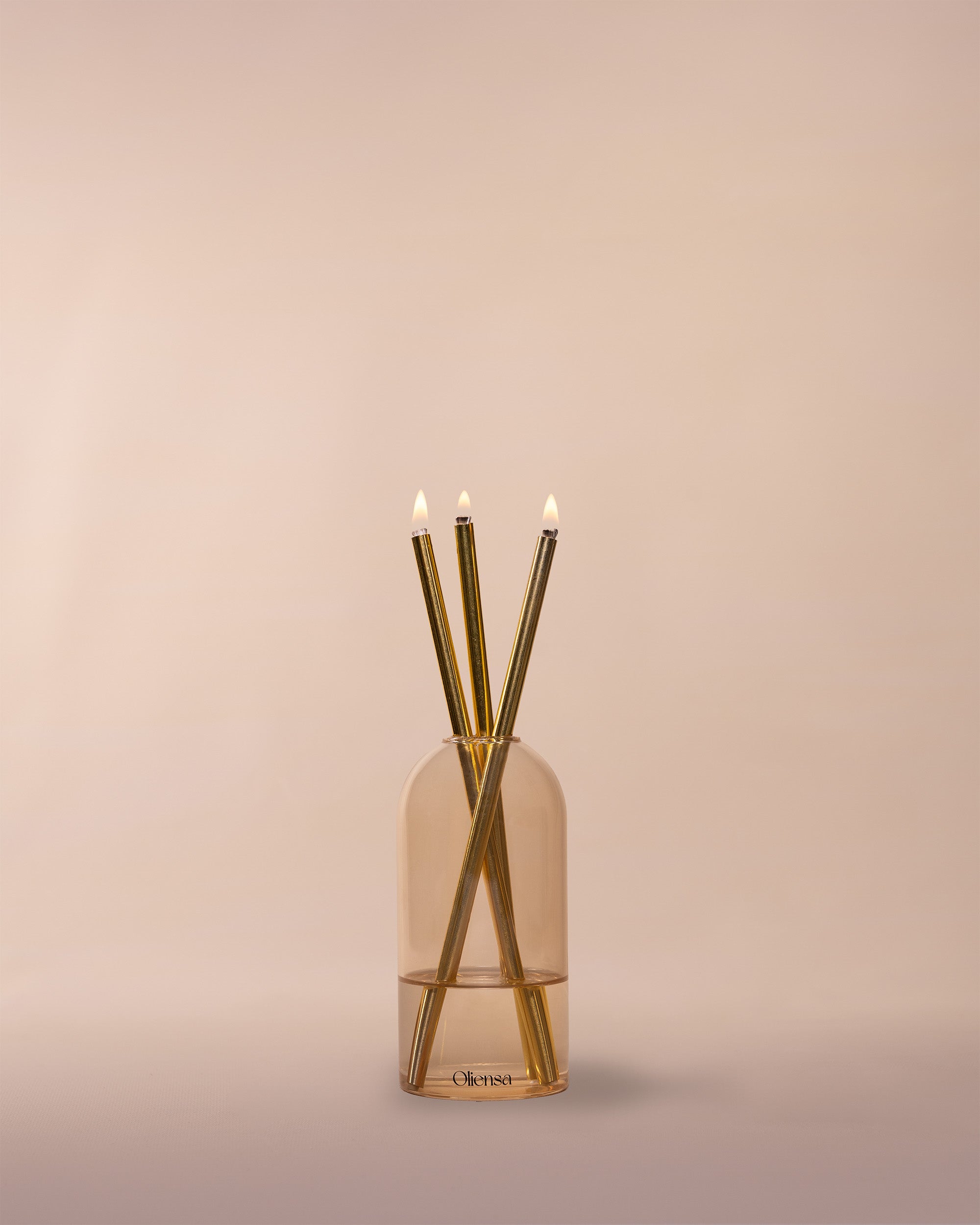 Packshot Świeca eternal sand gold - rozpalona