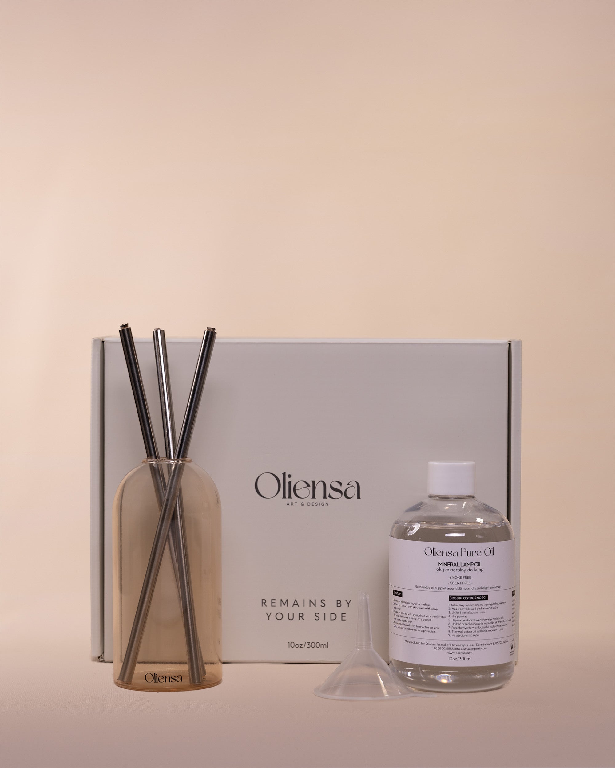 Packshot Świeca eternal sand silver - zawartość zestawu obok pudełka