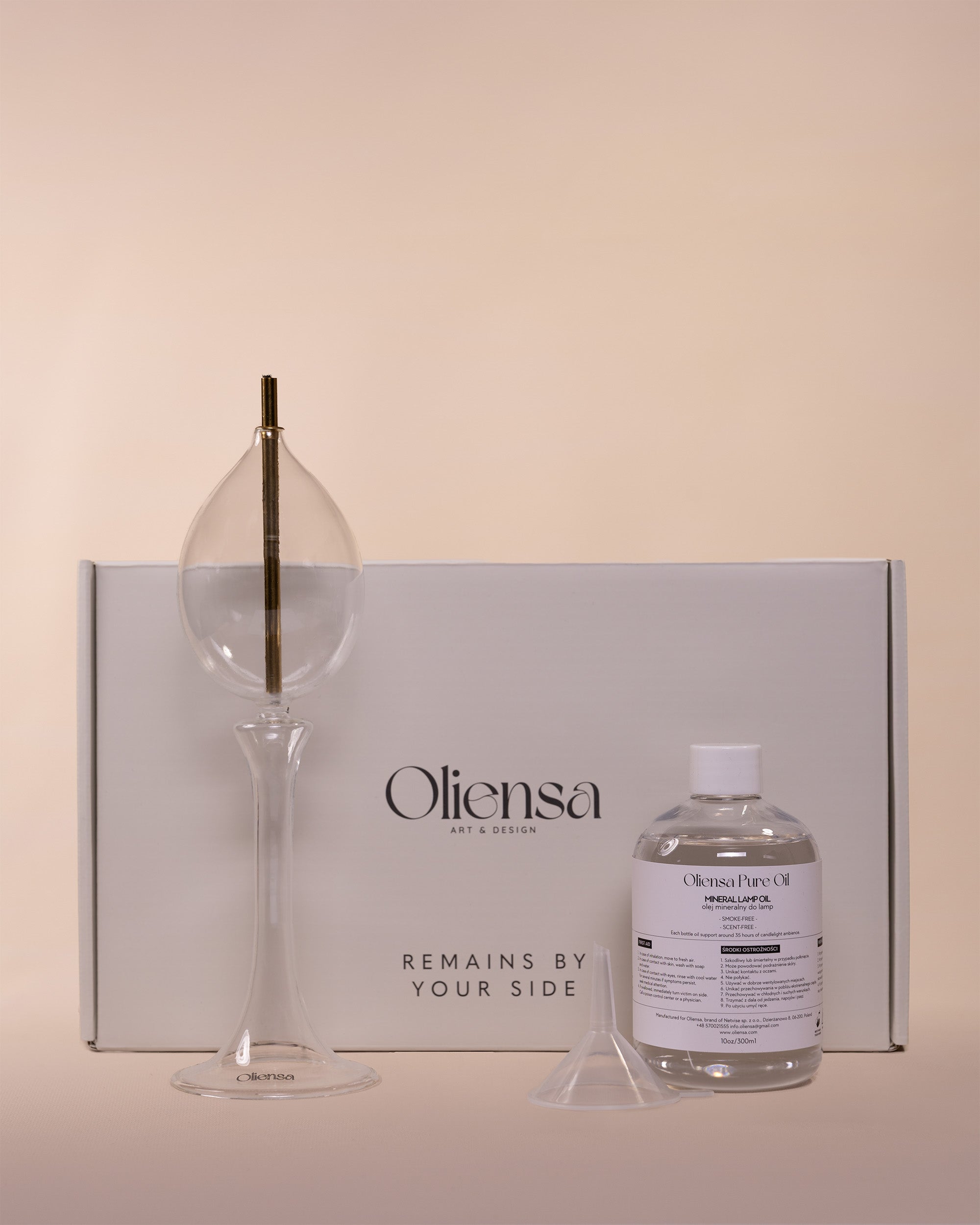 Packshot Świeca Reveria No. 1 - zawartość zestawu obok pudełka