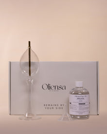 Packshot Świeca Reveria No. 1 - zawartość zestawu obok pudełka