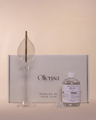 Packshot Świeca Reveria No. 2 - zawartość opakowania obok pudełka