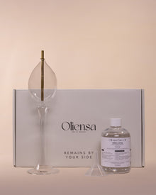 Packshot Świeca Reveria No. 2 - zawartość opakowania obok pudełka