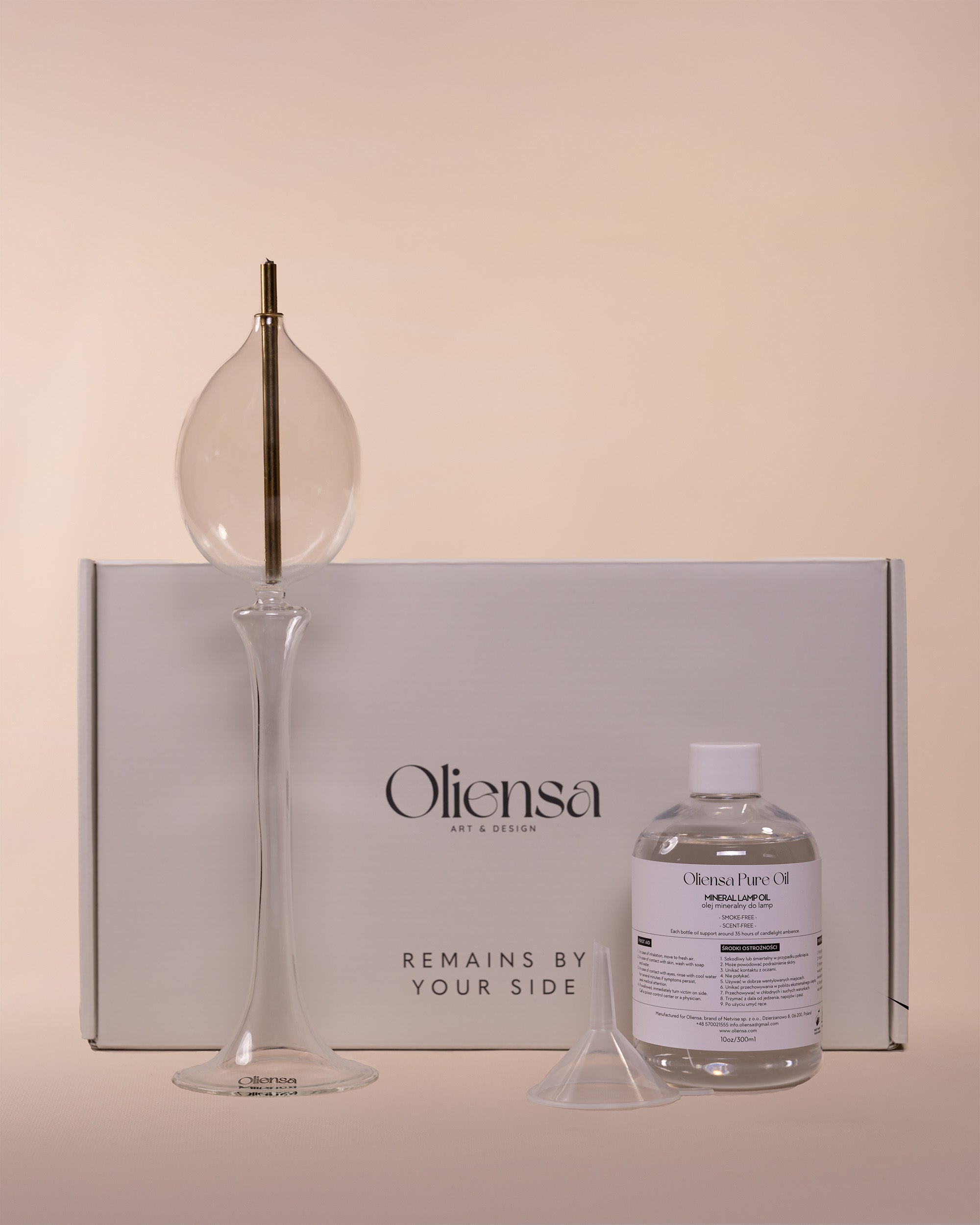 Packshot Świeca Reveria No. 3 - zawartość opakowania obok pudełka