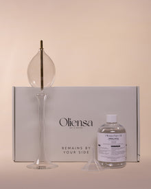 Packshot Świeca Reveria No. 3 - zawartość opakowania obok pudełka